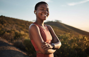 黑色的女人跑步者快乐肖像音乐耳机自然健康幸福山户外锻炼流媒体智能手表女孩培训运行健康冒险和平