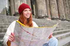肖像年轻的红色头发的人女人旅游坐在纸地图路线旅游吸引力休息楼梯在户外