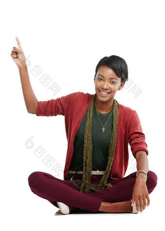 黑色的女人肖像指出促销活动模型孤立的市场营销空间广告模拟微笑快乐模型显示手手势很酷的时尚销售白色背景模型