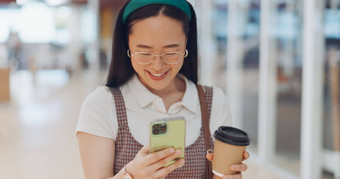 数字市场营销女人微笑电话工作场所社会网络闲谈，聊天沟通启动亚洲企业执行智能手机快乐应用程序网络社会媒体市场营销东京