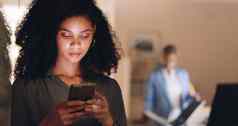 业务电话黑色的女人工作晚上沟通网络技术社会媒体应用程序员工工人经理智能手机社会网络研究电子邮件发送