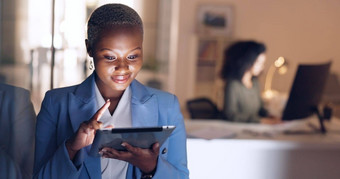 业务晚上黑色的女人工作平板电脑企业办公室技术互联网女商人加班工作忙的最后期限在线科技女孩数字笔记本