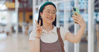 自拍电话亚洲业务女人微笑办公室社会媒体市场营销员工幸福智能手机摄影快乐管理动机积极的心态成功移动