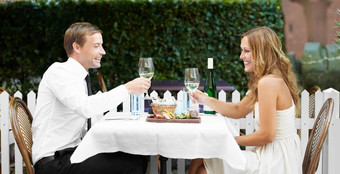 爱夫妇烤面包餐厅庆祝活动快乐的关系周年纪念日约会浪漫男人。女人干杯香槟浪漫的爱的成键幸福