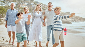 快乐高加索人男孩吹捕捉出现肥皂泡沫享受质量时间放松有趣的夏天假期海滩父母爷爷奶奶代全家