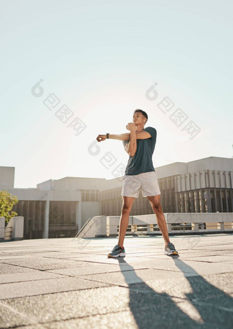 城市健身手臂拉伸男人。锻炼日出有氧运动早....运行模型背景跑步者伸展运动黑色的男人。培训日落小镇健康健康锻炼