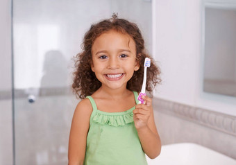 <strong>好习惯</strong>开始年轻的肖像可爱的女孩持有牙刷