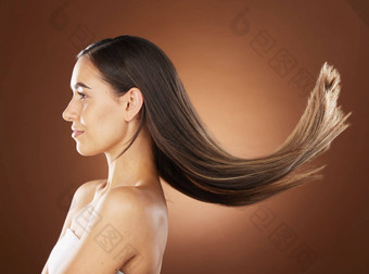 头发美护肤品模型女人工作室棕色（的）背景自然角蛋白治疗脸头发的护理沙龙有吸引力的年轻的女摆姿势促进产品