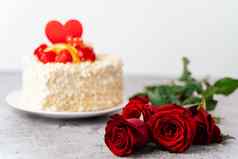 玫瑰花情人节一天蛋糕心形状水果草莓生日蛋糕庆祝活动情人节一天爱概念现在爱