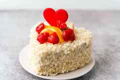 情人节一天蛋糕心形状水果草莓生日蛋糕庆祝活动情人节一天爱概念现在爱