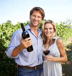 美味的酒肖像夫妇享受酒品尝葡萄园