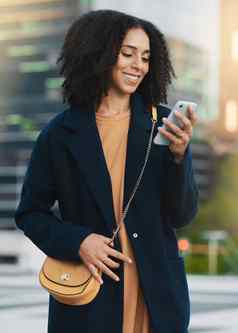 黑色的女人微笑电话城市社会媒体阅读电子邮件打字在线应用程序女人快乐智能手机社会网络沟通联系互联网网络移动科技
