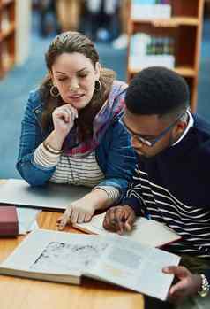 研究好友帮助很多大学学生工作图书馆校园