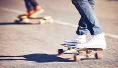 街脚滑板朋友滑冰滑板运动场地速度技能平衡路自由城市有趣的基因滑板者爱好腿滑冰技巧滑板运输