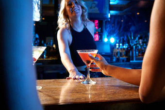 酒保夜总会鸡尾酒喝酒吧调酒员工人计数器服务酒精餐厅酒吧年聚会，派对手女人玻璃喝庆祝活动服务