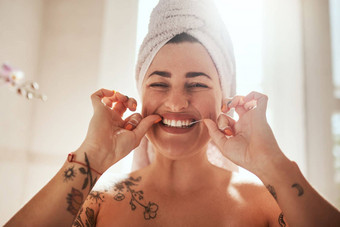 明亮的微笑开始健康的牙科习惯有吸引力的年轻的女人用牙线清洁牙齿牙齿浴室首页