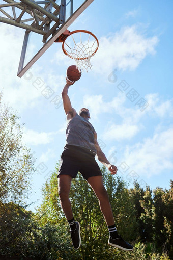 <strong>篮球</strong>黑色的男人。拍摄运动员健身玩体育户外<strong>篮球</strong>法院跳活跃的锻炼体育运动肌肉强大的<strong>培训</strong>锻炼自然