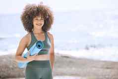 瑜伽健身海滩黑色的女人运动员海锻炼席锻炼自然水健康女瑜珈锻炼健康Zen精神健康