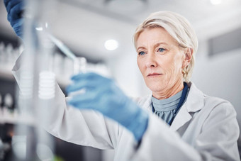 高级女人科学烧<strong>杯吸管</strong>实验室医疗研究科学家创新上了年纪的女医生试验分析测试研究病毒治愈下降
