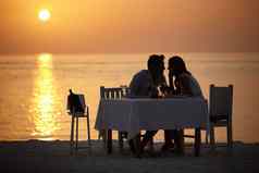 爱海洋日落夫妇表格浪漫的情人节一天日期海滩巴厘岛轮廓浪漫食物酒假期男人。女人爱的的关系印尼