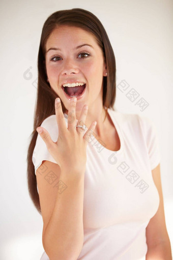 肖像女人兴奋环订婚婚姻婚礼白色背景爱哇快乐女孩显示钻石珠宝手浪漫庆祝活动承诺建议