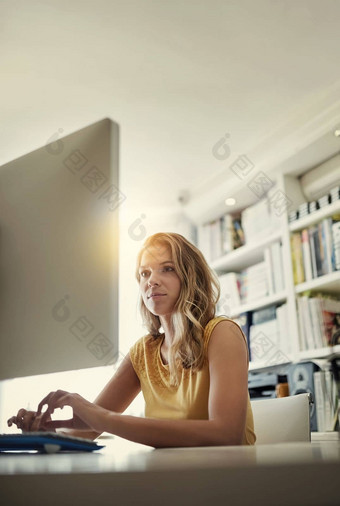 把工作成长业务年轻的女人工作电脑首页办公室