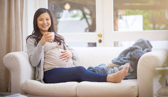 咖啡肖像有吸引力的年轻的怀孕了女人喝冰咖啡放松沙发首页