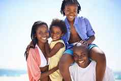 爱的家庭伟大的时间海滩非洲美国家庭享受一天海滩