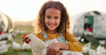 鸡微笑女孩农场学习农业农村阿根廷快乐年轻的可持续发展的孩子动物鸟公鸡场自然农业