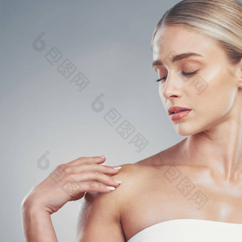 女人美护肤品模型健康的皮肤发光化妆品奶油保湿身体乳液有机护肤品例程保湿霜化妆品噪音自然产品水疗中心治疗