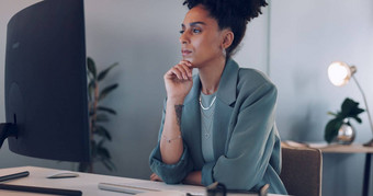 电脑思考黑色的女人打字办公室写作电子邮件晚上工作晚些时候规划女工人解决方案工作销售广告市场营销的想法报告建议