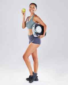 苹果规模身体肖像黑色的女人微笑饮食重量损失锻炼健康的生活方式健身营养健康女孩水果孤立的白色背景工作室