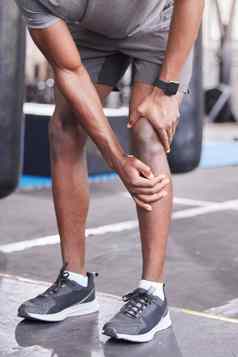 健身受伤膝盖疼痛黑色的男人。健身房炎症问题休息腿联合疼痛事故有氧运动锻炼人受伤的培训健康俱乐部创伤评估