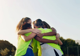 支持拥抱团队挤在曲棍球游戏动机体育场澳大利亚团队建筑规划运动员女孩圆挤作一团团队合作培训体育运动