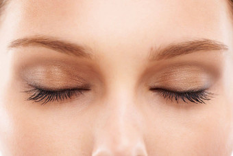 女人脸关闭眼睛化妆化妆品美护肤品爱例程产品教程变焦宏模型面部眼影睫毛膏microblading眉毛健康的胶原蛋白
