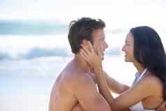 浪漫的海滩时刻幸福快乐夫妇别人眼睛海滩