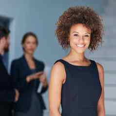 自信业务能力肖像年轻的女商人站办公室的同事们背景