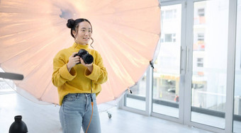 数字摄影相机女人工作室拍摄有创意的内存图片拍的生产镜头艺术创造力年轻的亚洲摄影师照明设备艺术拍摄