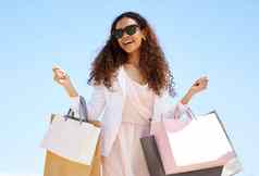 女人购物快乐客户城市出售促销活动奢侈品品牌折扣人微笑设计师时尚零售纸袋走户外假期米兰