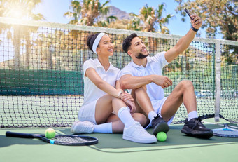 男人。女人电话自拍网球法院健身游戏锻炼匹配竞争挑战培训微笑快乐网球团队朋友健身人社会媒体移动摄影