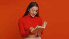 快乐女人阅读有趣的有趣的童话故事书休闲爱好教育学习