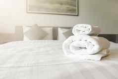 白色毛巾床上装饰卧室室内古董光过滤器