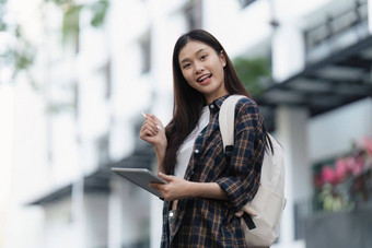 肖像美丽的学生女人大学准备好了学习教育奖学金快乐骄傲女学习者大学