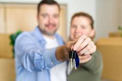 夫妇显示键公寓真正的房地产抵押贷款贷款概念移动房子