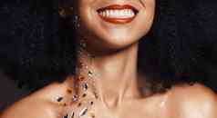 女人脸时尚珠宝身体艺术莱茵石黑色的背景工作室节日钻石闪耀有创意的聚会，派对晶体变焦快乐微笑美模型皮肤化妆化妆品宝石