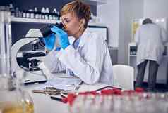 科学实验室黑色的女人显微镜研究疫苗发展医疗保健医疗创新高级科学家女人医院实验室制药测试结果