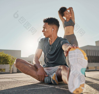 健身夫妇伸展运动城市锻炼锻炼健康的有氧运动培训温暖的在户外男人。女人早....拉伸城市小镇健康健康