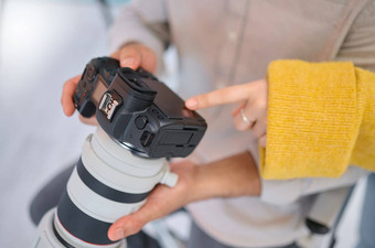 相机手摄影数字机构杂志公司科技设置员工模型摄影师审查照片质量工作室忙有创意的工作艺术