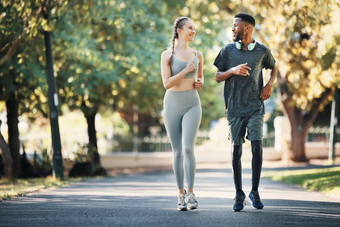运行健身跨种族夫妇自然有氧运动锻炼马拉松培训锻炼体育年轻的男人。女人动机爱健康跑步者公园能源