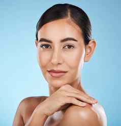 肖像脸美护肤品女人工作室孤立的蓝色的背景美学化妆化妆品女模型健康的发光的完美的皮肤水疗中心面部治疗